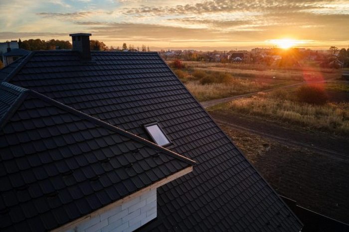 Jakie pokrycie dachowe przetrwa dekady? Kluczowe cechy trwałych dachów