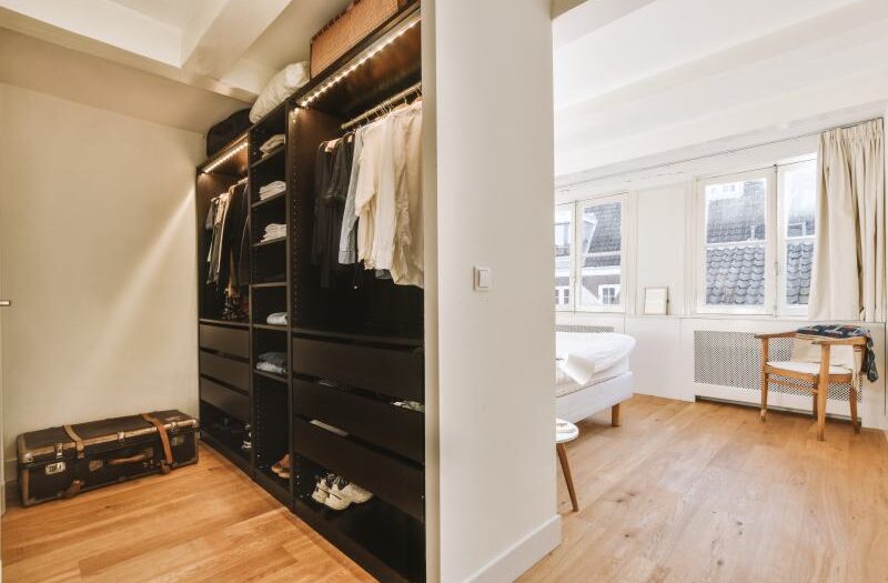 Wykorzystanie przestrzeni na poddaszu do stworzenia garderoby - jak to zorganizować?