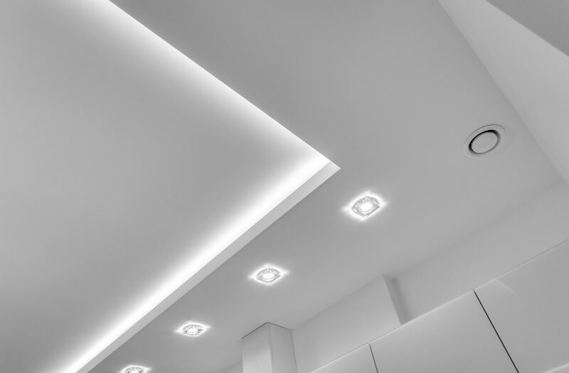 Jakie rodzaje oświetlenia są polecane przez architektów do salonu: lampa sufitowa - listw LED czy halogeny?
