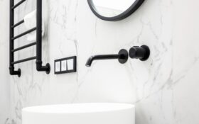 12 nowoczesnych inspiracji do białych łazienek - zobacz różnorodne aranżacje