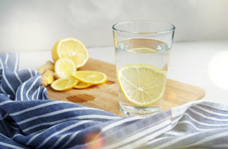 Korzyści płynące z picia wody z dodatkiem cytryny dla twojego zdrowia
