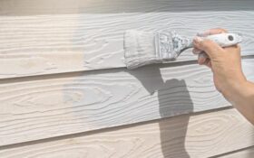 Metody malowania małego domku z drewna