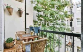 10 pomysłów na aranżację niewielkiego balkonu: jak stworzyć ogród na małej przestrzeni.