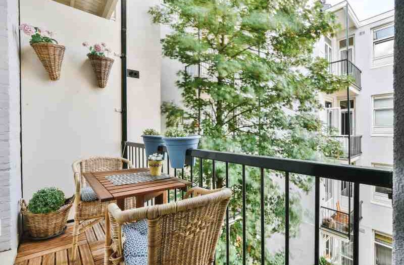 10 pomysłów na aranżację niewielkiego balkonu: jak stworzyć ogród na małej przestrzeni.